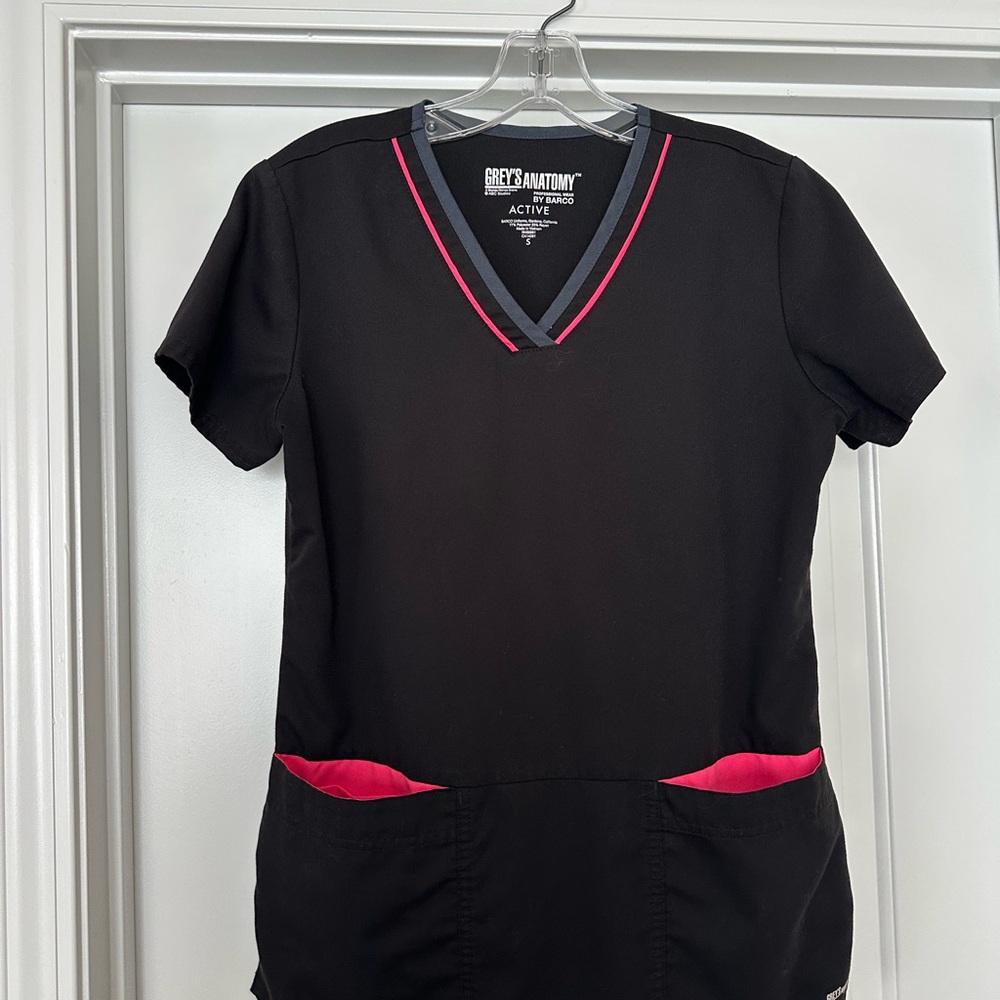 Set of 3 Grey's Anatomy V-Neck Scrub Tops - Black, Pink, Gray - Small. - Picture 4 of 9